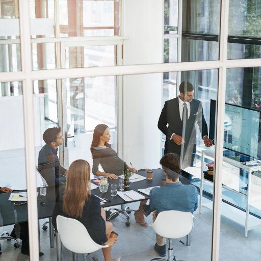 Asesoría societaria, contractual y empresarial para constitución de sociedades, acuerdos de accionistas, conflictos societarios, contratos comerciales, joint ventures, franquicias y due diligence.